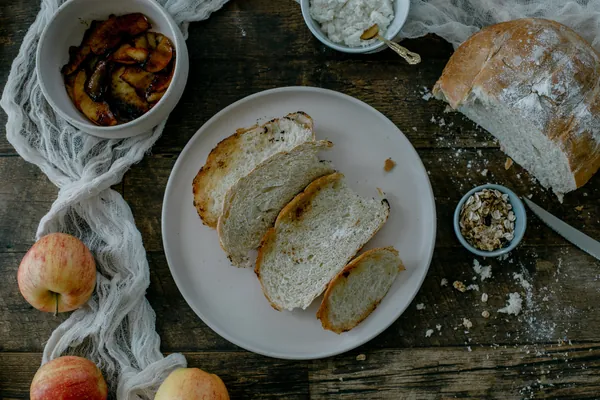 Wholegrain bread with apples and oats