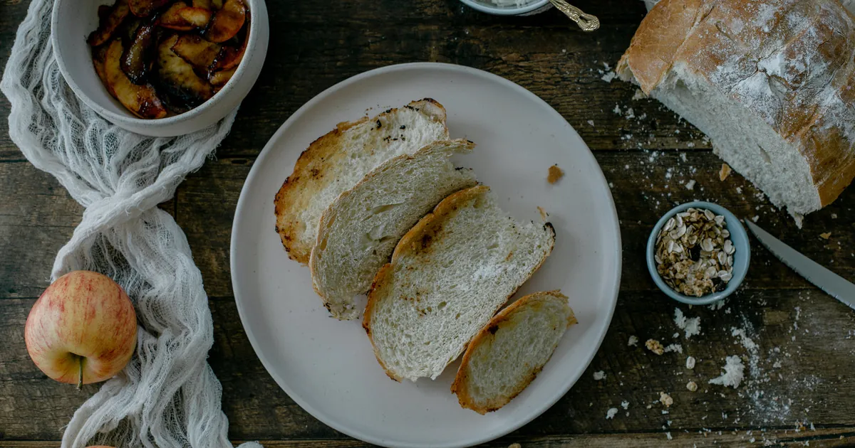 Wholegrain bread with apples and oats