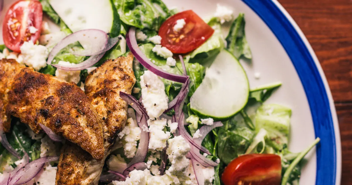 Salad with grilled chicken, tomatoes and cucumber